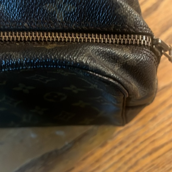 Louis Vuitton toiletry bag excellent condition - Picture 2 of 9